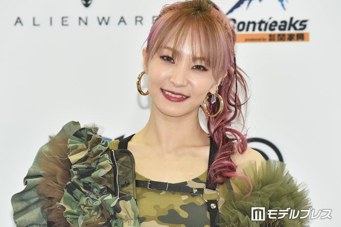 LiSA、片脚網タイツの真紅ミニ丈衣装で圧巻美脚披露「かっこよくて可愛い」「パワフルで輝いてる」と反響
