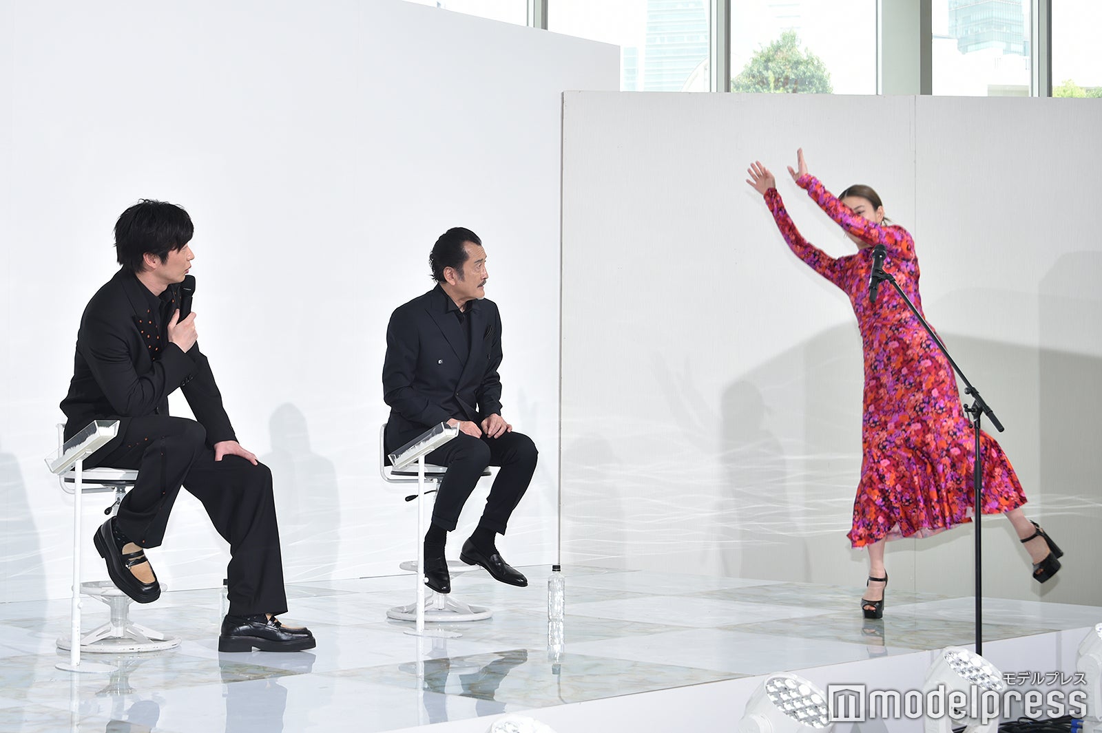 ワイヤーで飛んでいく田中圭を再現する高畑充希（C）モデルプレス