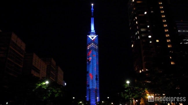 福岡タワーに金魚が舞い泳ぐ日本初の“アクアイルミ”