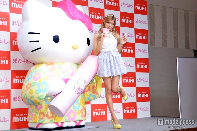 ミニスカで美脚をあらわにしたローラ