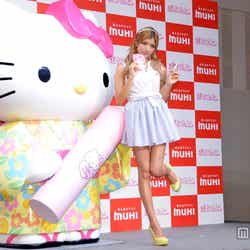 ミニスカで美脚をあらわにしたローラ