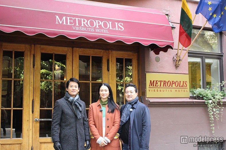 唐沢寿明、小雪、チェリン・グラック監督（C）2015「杉原千畝 スギハラチウネ」製作委員会 