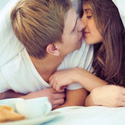 上手だね 女性が 気持ちいいと思うキス の仕方って モデルプレス