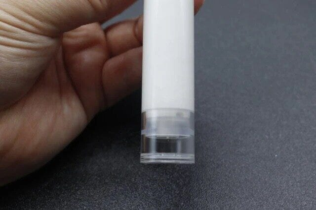 ダイソー　詰め替え容器　アイクリーム真空容器（長細いタイプ、17mL）　真空タイプ