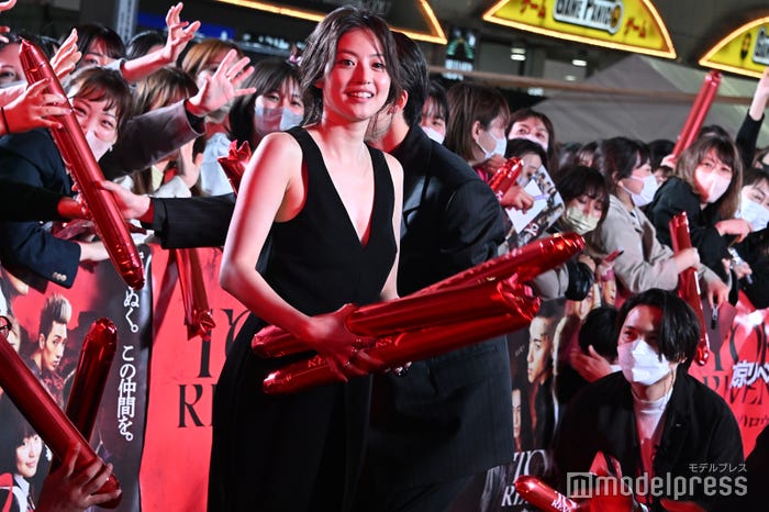 ファンにバルーンを渡そうとする今田美桜(C)モデルプレス