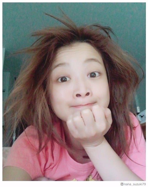 鈴木奈々、寝ぐせ＆すっぴん寝起き公開「ボンバーヘッドでも可愛い」「肌綺麗すぎ」