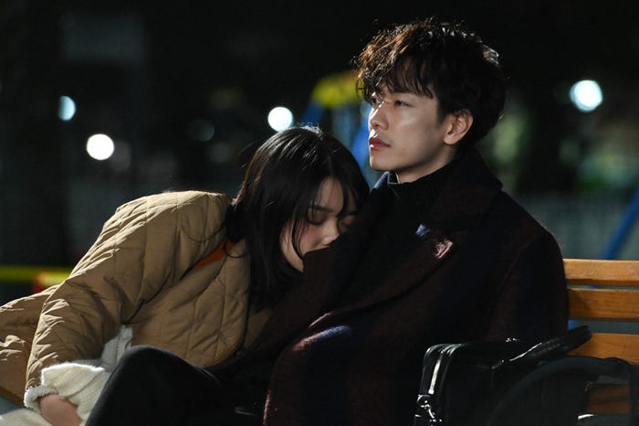 上白石萌音、佐藤健/「恋はつづくよどこまでも」第3話より(C)TBS