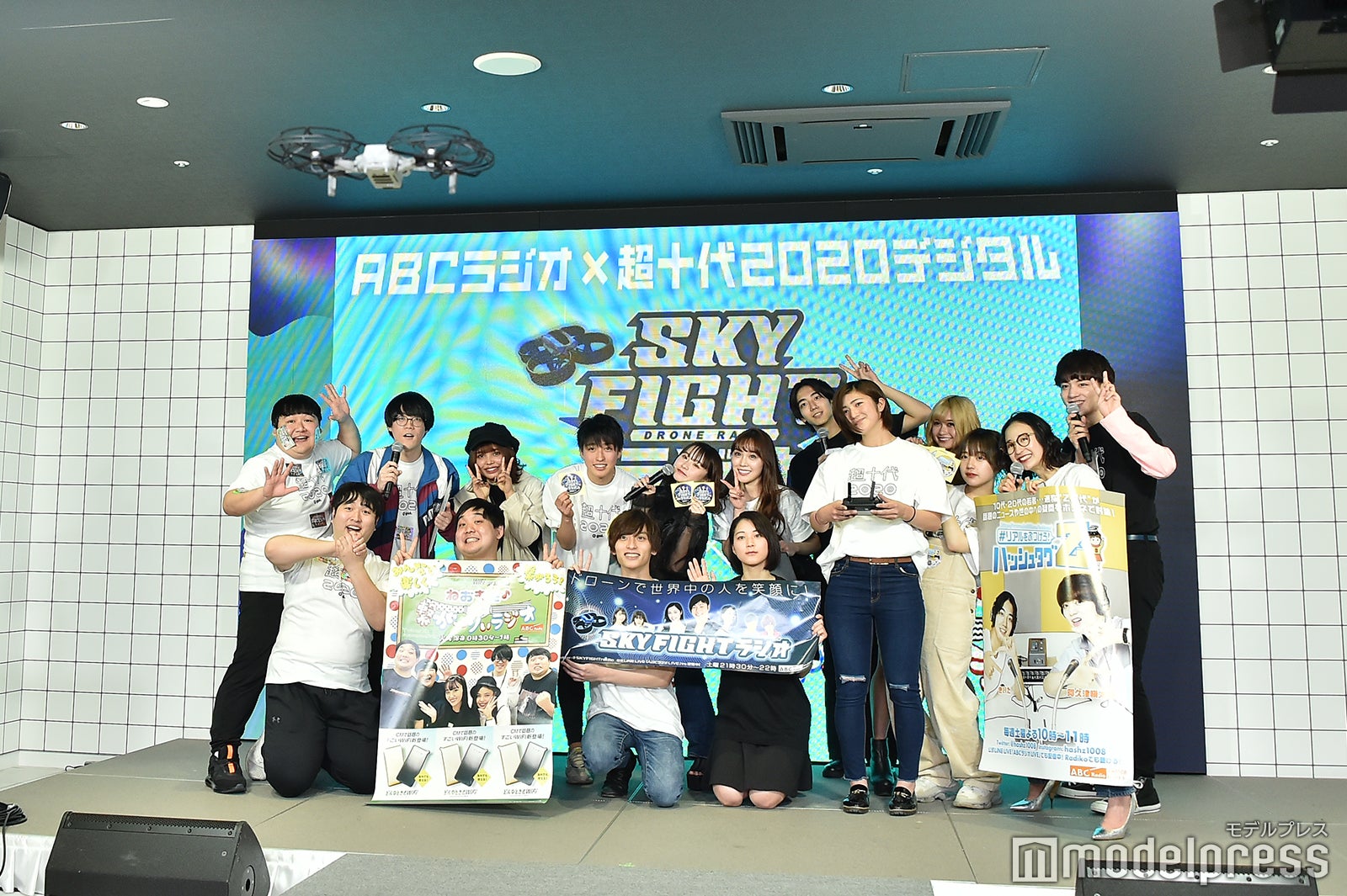 ドローンで記念撮影する様子 （C）モデルプレス