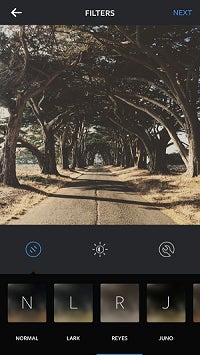 Reyes：米国カリフォルニア州のポイント・レイズ（Point Reyes）の岩の多い海岸風景に由来している。くすんだビンテージ調の編集が施され、青みが弱まる。