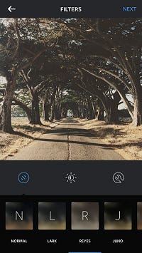 Reyes:米国カリフォルニア州のポイント・レイズ(Point Reyes)の岩の多い海岸風景に由来している。くすんだビンテージ調の編集が施され、青みが弱まる。