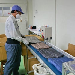 ユニクロのリサイクルダウン、東レが全自動設備を開発
