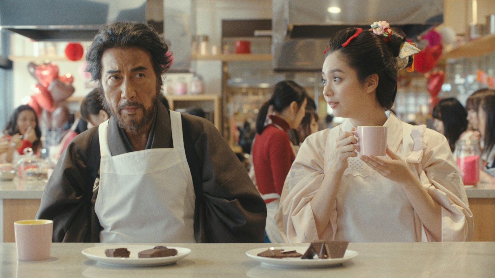 （左から）役所広司、新川優愛（提供写真）