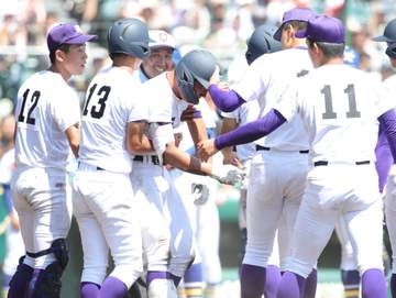 天理のエース長尾 最後に涙も「この甲子園で成長することができた」 1失点完投も無念 最後の打者になった2年生を抱き抱える姿に「高校球児の鏡」とSNS