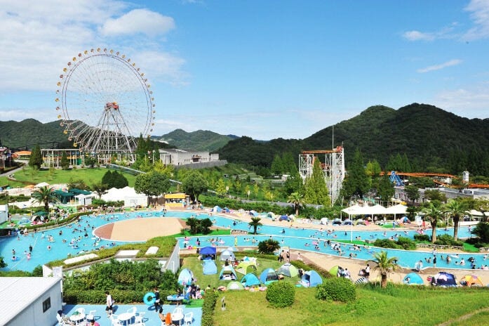 「流水プール」のプールサイドにはテントでくつろぐ人もたくさん