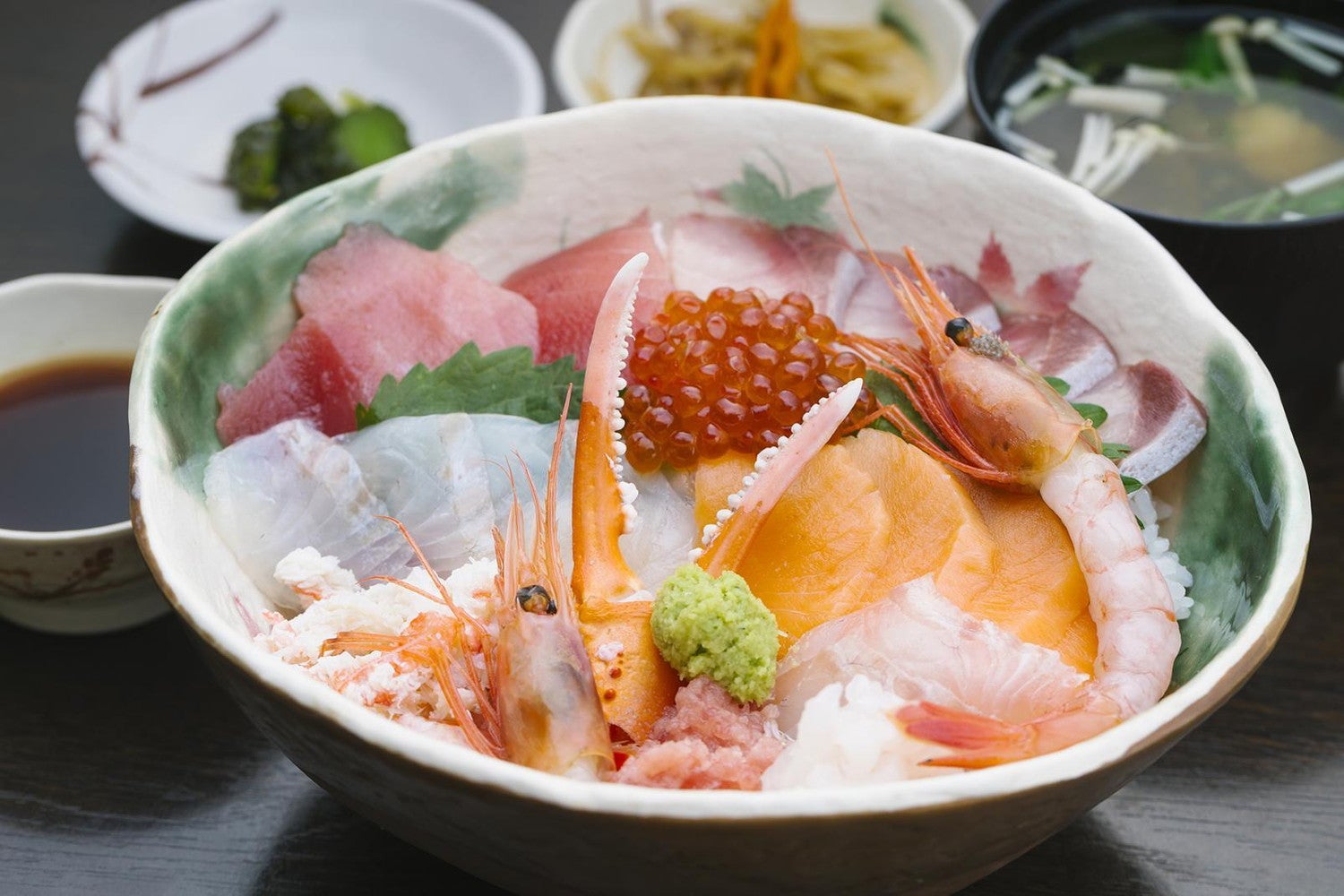 新鮮な魚介類を使った贅沢な海鮮丼／提供画像