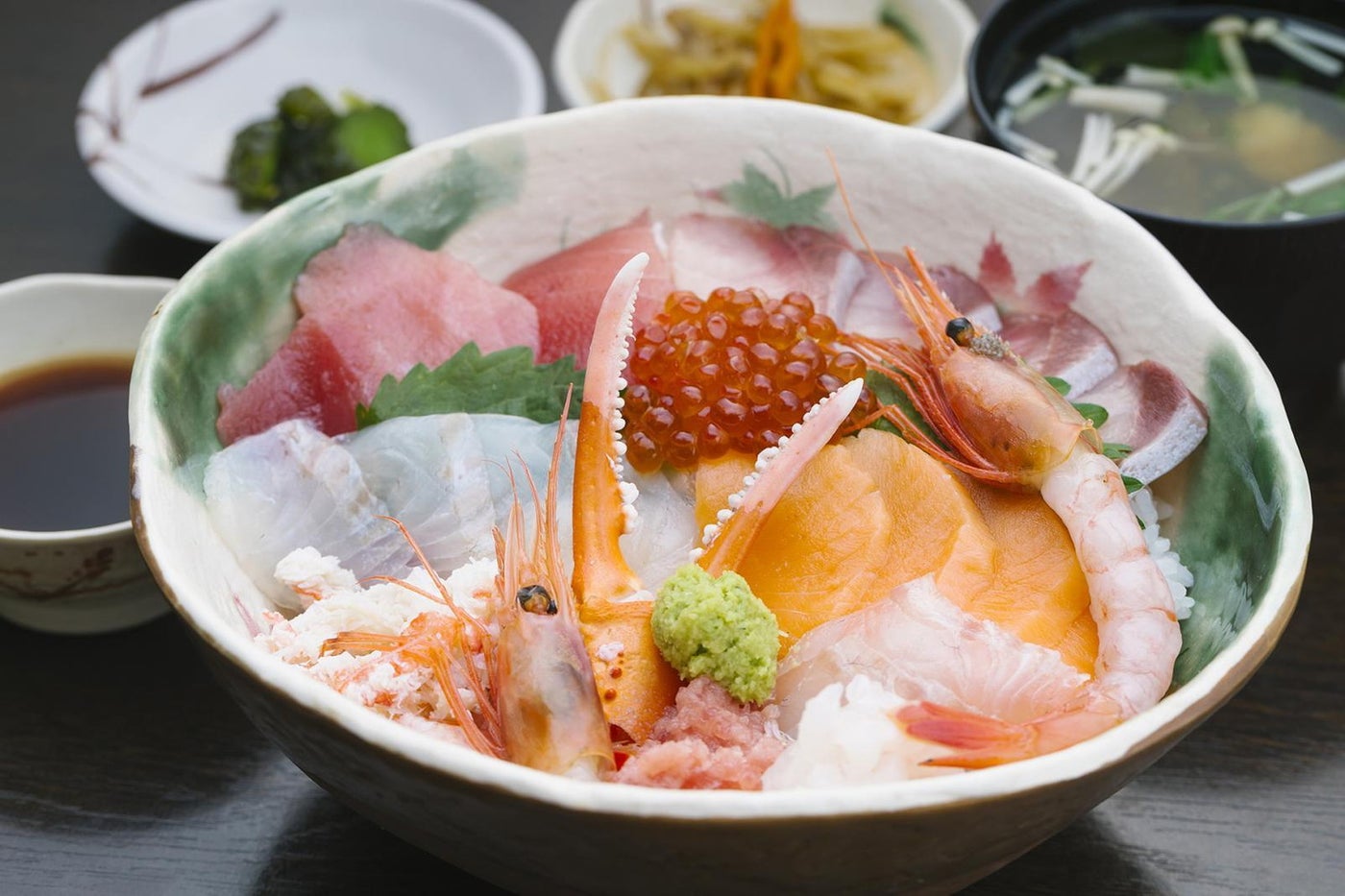 新鮮な魚介類を使った贅沢な海鮮丼／提供画像