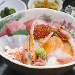 新鮮な魚介類を使った贅沢な海鮮丼／提供画像