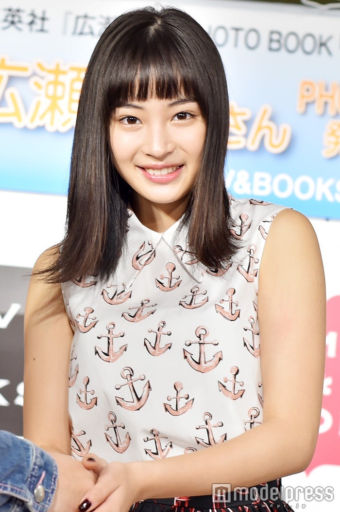 広瀬すず 柄on柄 で大人っぽく 美脚のぞくモードなドレスアップコーデ ファッションチェック モデルプレス