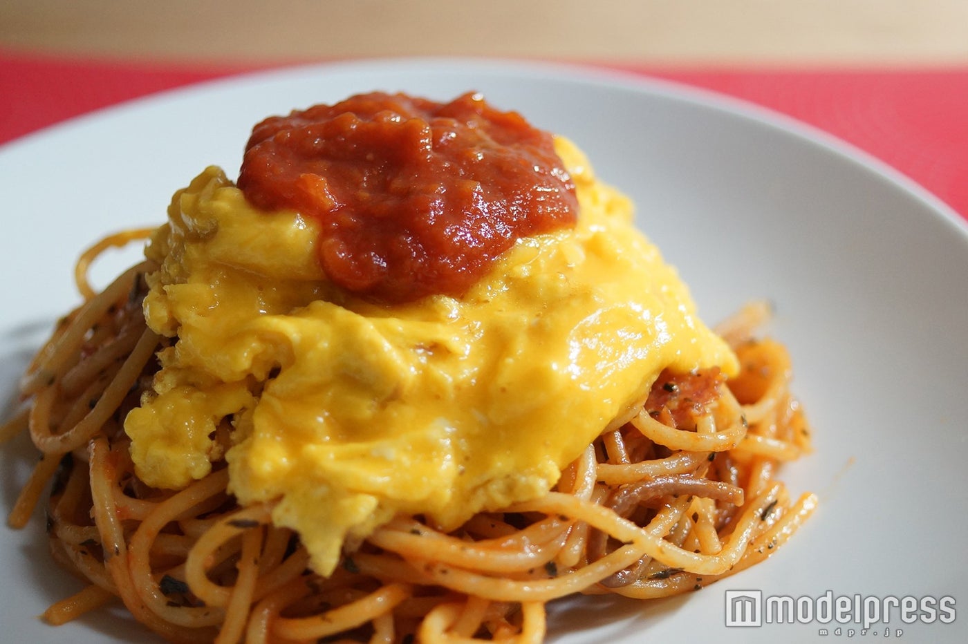 「ビアンカ・ママの焼きパスタ」の「ふわとろ卵とピュアトマトソースの焼きパスタ」／画像提供：ハウステンボス