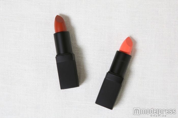 (左から)限定色:49406、限定色:49407(C)モデルプレス