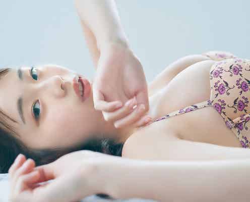 菊地姫奈、豊満バスト際立つ寝そべる姿にうっとり