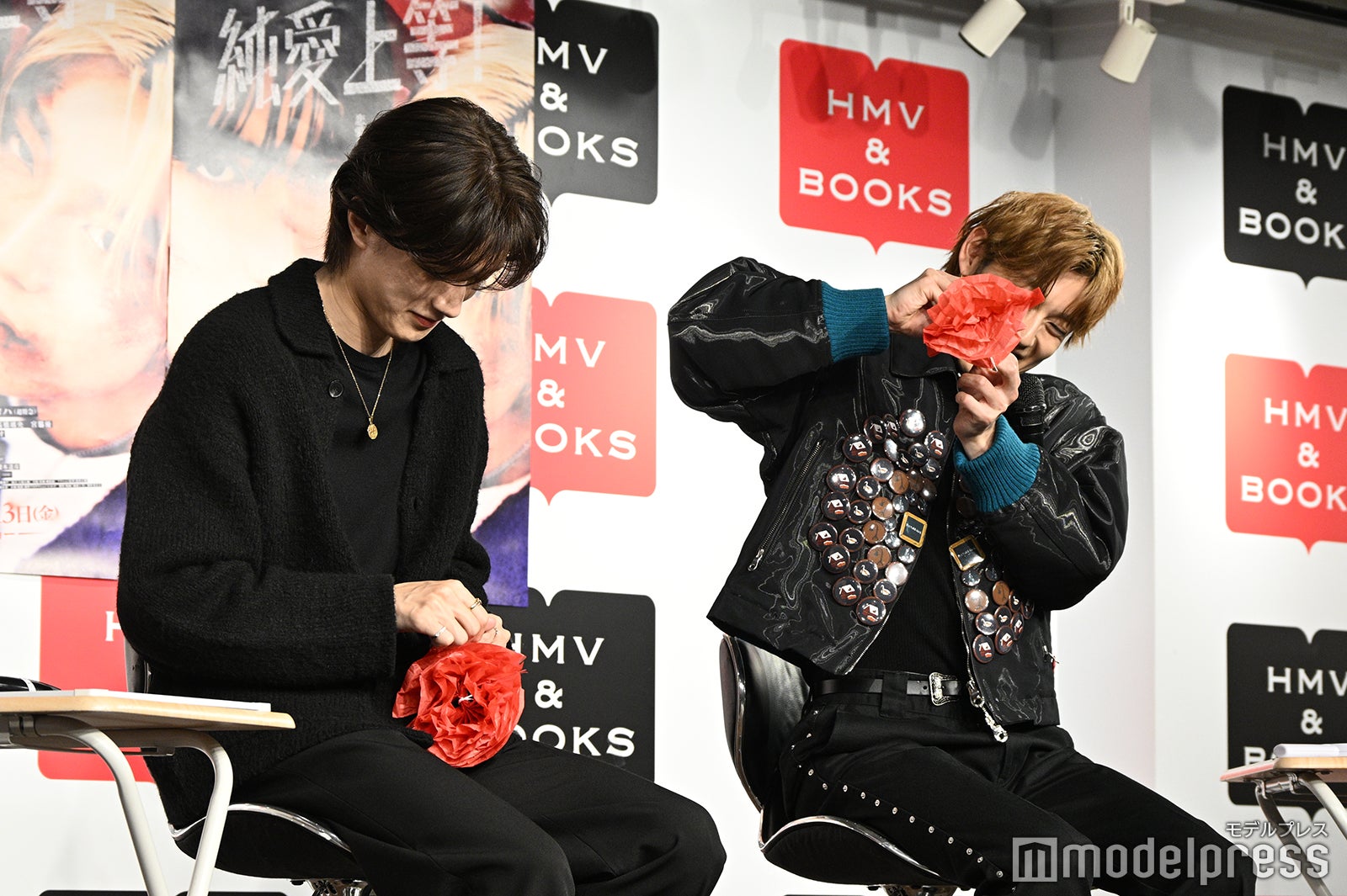 必死に花を作る山中柔太朗、高松アロハ（C）モデルプレス