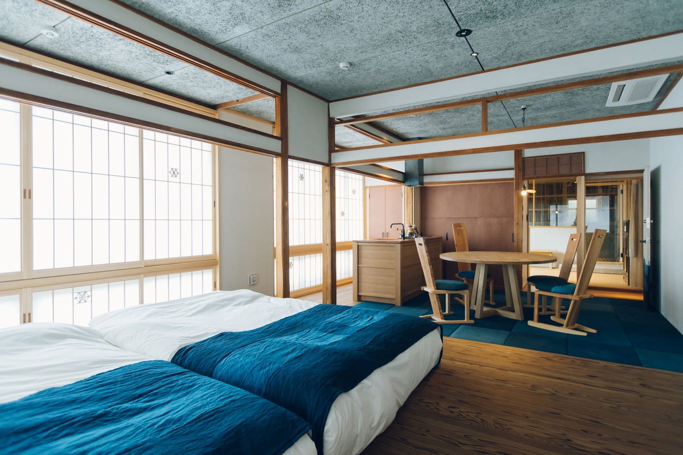 島根・有福温泉にリノベホテル「ショーケースホテル かさね」職人の“手仕事”が空間彩る