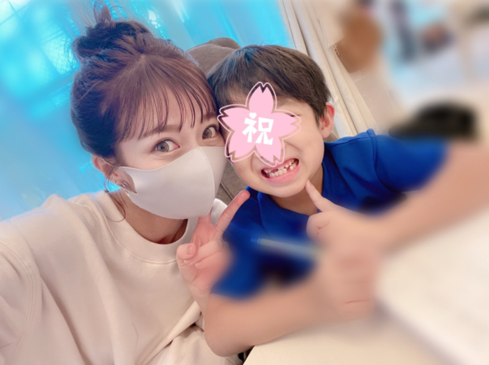辻希美 歯が抜けた次男との記念shot 三男との朝のダラダラ時間shot公開 大人への第一歩 モデルプレス
