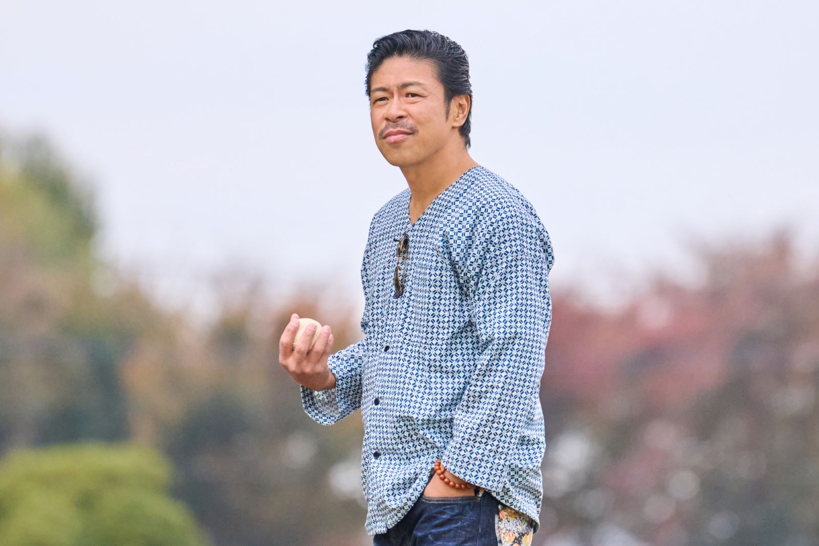 松本利夫（C）2026映画「4アウト」製作委員会