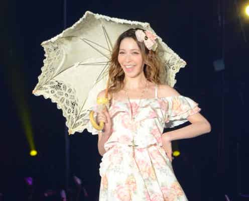 <速報>藤井リナ、ミニワンピで美脚披露 3万人から黄色い歓声