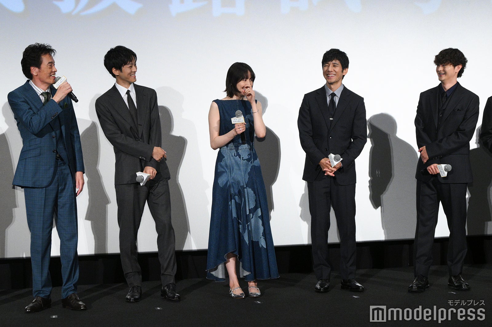 遠藤憲一に総ツッコミの（左から）松坂桃李、長澤まさみ、西島秀俊、瀬戸康史（C）モデルプレス