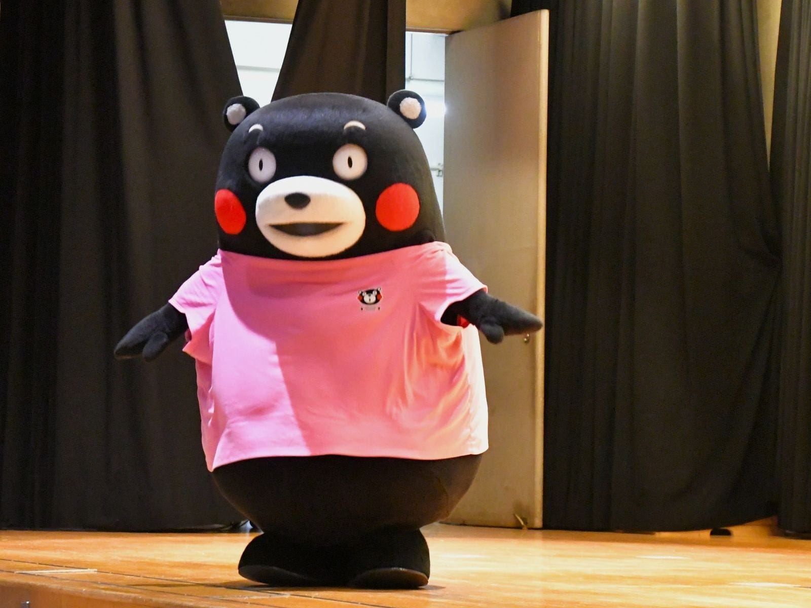 ピンクが似合うくまモン=5月11日、東京都豊島区
