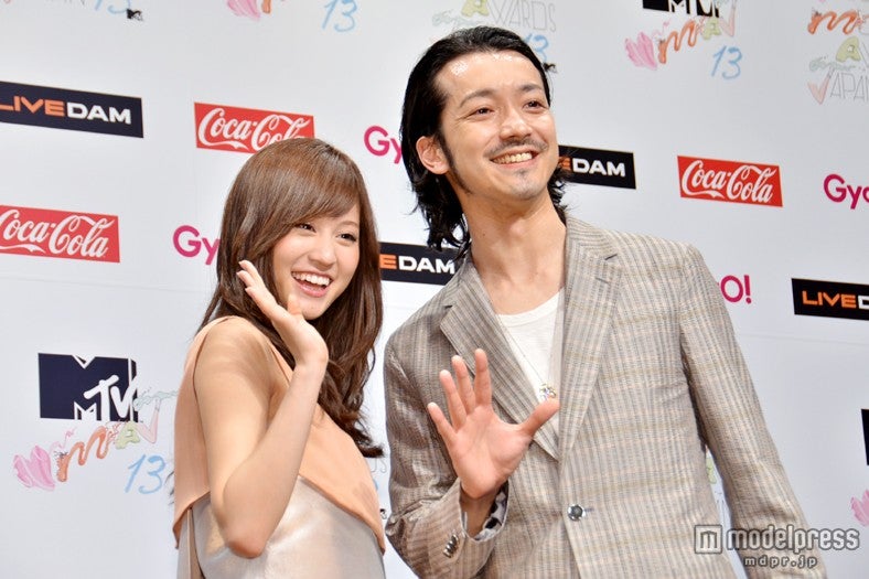 「MTV VIDEO MUSIC AWARDS JAPAN 2013」のMCを務めることになった前田敦子（左）と金子ノブアキ（右）