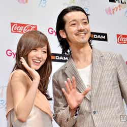 「MTV VIDEO MUSIC AWARDS JAPAN 2013」のMCを務めることになった前田敦子(左)と金子ノブアキ(右)