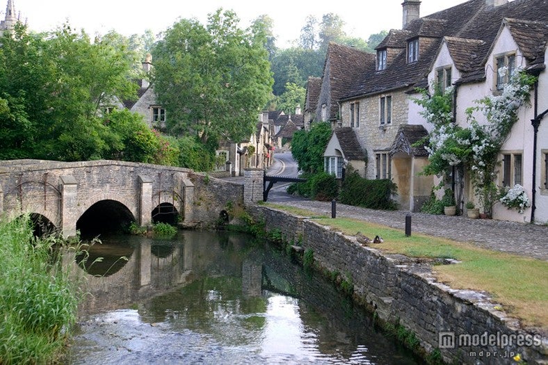 童話の様な可愛い町並みが広がるコッツウォルズ地方（C）VisitBritain／Martin Brent