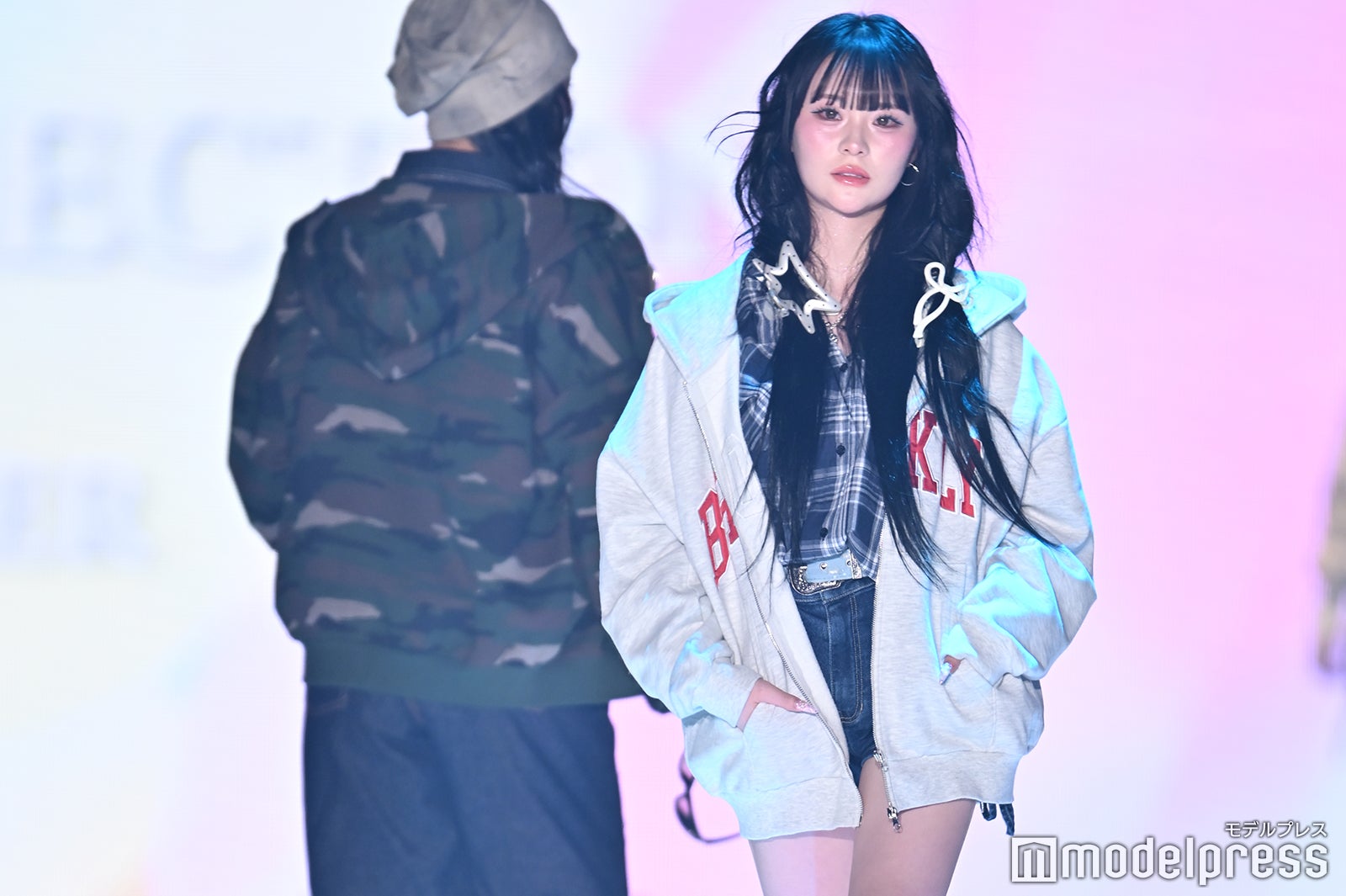 美人YouTuberさくら「ヘアアクセの使い方可愛い」「参考になる」と反響 美脚披露カジュアルコーデ【TGC2026 S/S】