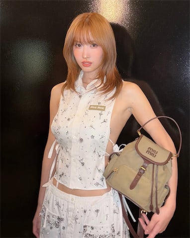 TWICE モモ、サイドガラ空きな大胆コーデに反響「セクシー」「心持っていかれた」
