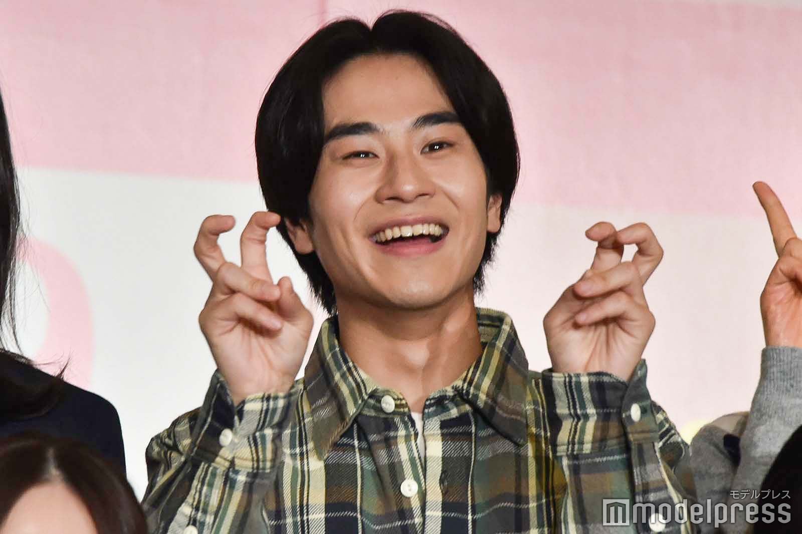 お茶目にピースする前田旺志郎 （C）モデルプレス