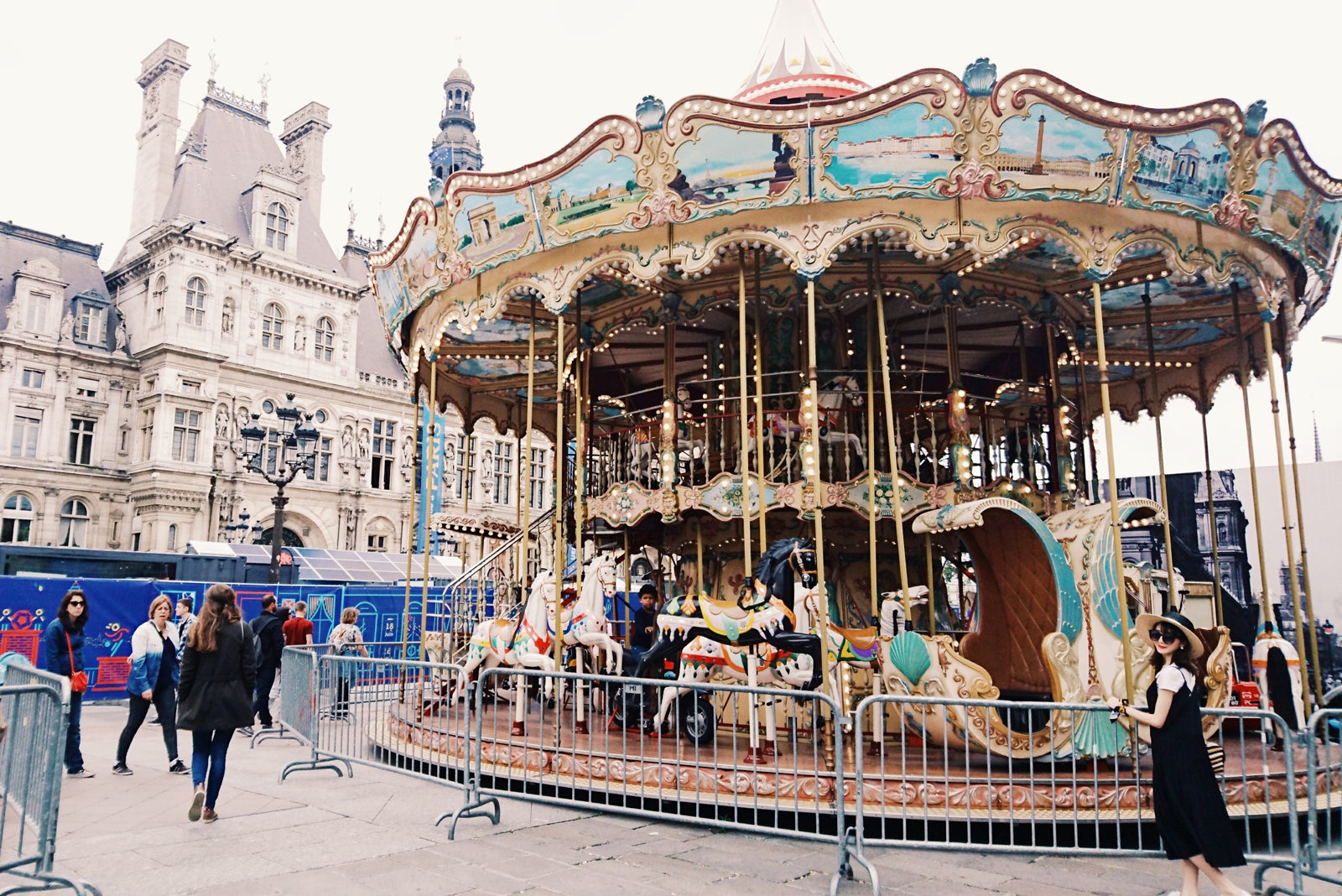 パリ市庁舎そばのメリーゴーランド／画像提供：所属事務所
