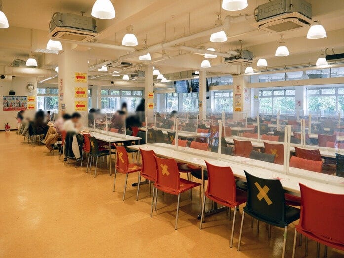 正門近く、大学会館横の建物には「第1食堂/シェルシュ」があります。メニュー内容は第2食堂とほぼ同じで人気のメニューは「チキン竜田丼」