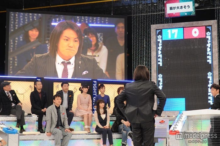 緊迫した表情の狩野英孝/新春特別番組「禁断の芸能人イメージ調査ゲーム ファイトグラフ2014」より/(C)関西テレビ