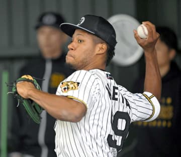 阪神・モレッタ“魔球”日本初お披露目 捕手・梅野「縦に曲がったり斜めっぽく曲がったり」 藤川監督と変化球談義も