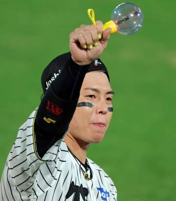 「優しさが溢れてて感動」「人柄やなぁ」引退する阪神・西勇の胴上げ、輪の中で長男抱き上げる“ヒーロー”の姿にSNS感動「泣ける」「同時に長男持ち上げてるやん」