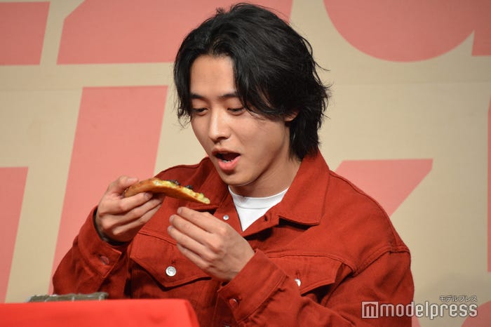 待望の新商品を食べる山崎賢人(C)モデルプレス