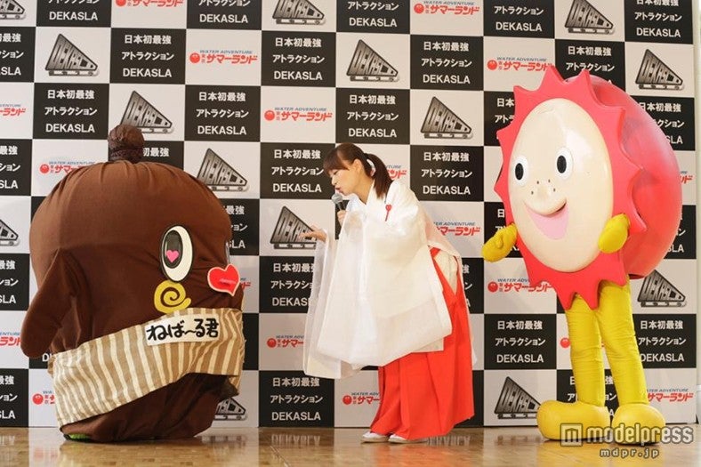 (左から)ねば～る君、保田圭、サマーくん