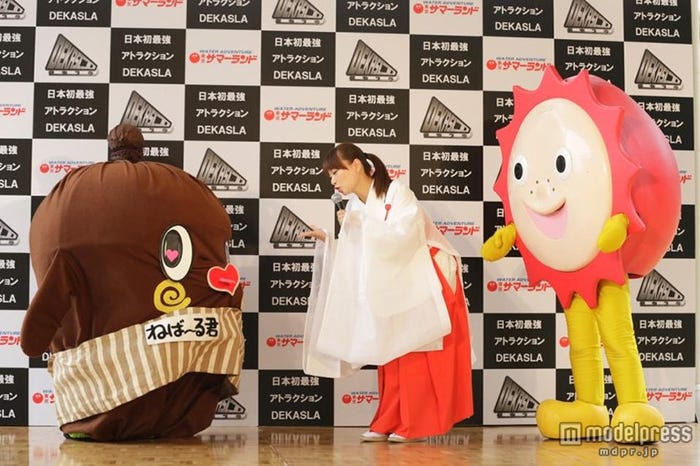 (左から)ねば~る君、保田圭、サマーくん