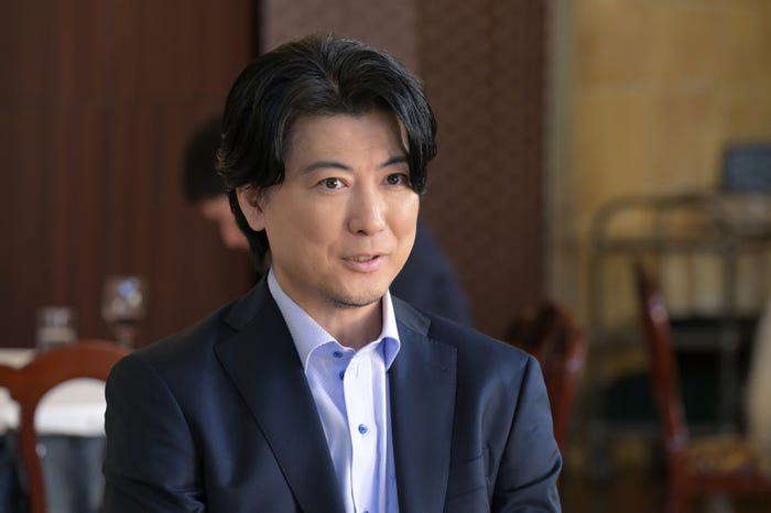 告白-25年目の秘密- 第1話】爽太(松村北斗)、麻里子(岡崎紗絵)に初めて声をかける 当たり前の日常がスリリングに一変 - モデルプレス