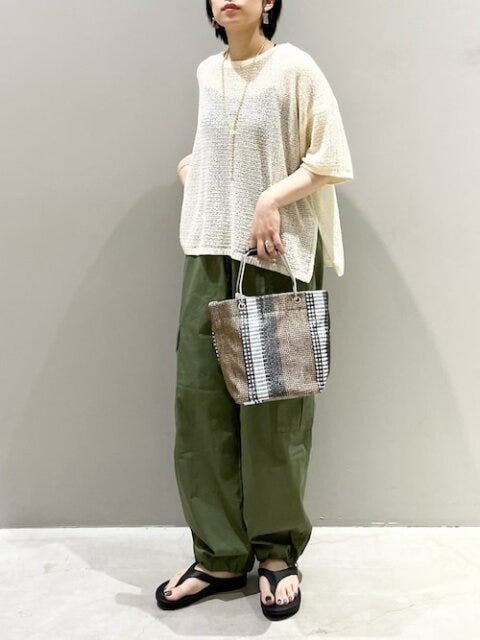 カーゴパンツ　コーデ　カーキ　夏