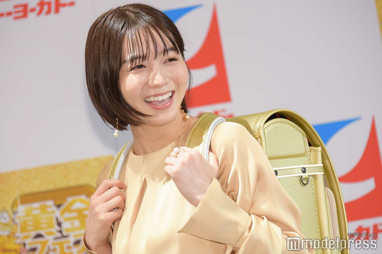 傳谷英里香、ランドセル背負って大照れ「両親がたくさんいる」