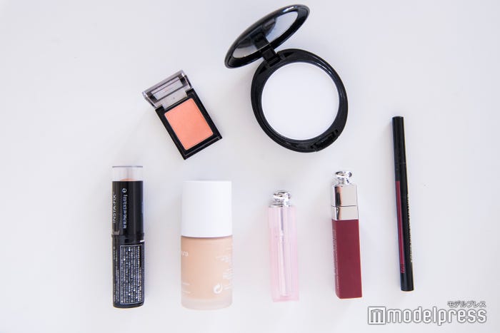 新美有加アナウンサー、ポーチの中身は?(C)モデルプレス